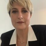 Canan Ergüder Instagram - Saçımı bu kadar iyi tanıyan ve her istediğim tonu itinayla bulan @bahceciktarabya 'nın yegane ve sevgili Okan Seyhan'lyla 17 seneyi devirdik. Canım Okancım bu yeni saçı bu kadar rahatlıkla sahiplenmemi sağladığın için sana teşekkür ederim.