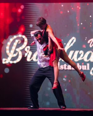 Canan Ergüder Instagram - 19 Eylül Salı akşamı @nkprojeler  in sahnelediği  Broadway in İstanbul vol. 2 tek galalık gösterisi @maximumuniq Açık Hava'da gerçekleşti. Başta hepimizi bir araya getiren Nurcan Karaca olmak üzere bütün ekip arkadaşlarıma, yönetmenimiz  @ugurbaburhan 'a, koreografımız @_nur.dogan_ 'a, müzik direktörümüz @serpilgunseli 'ye, aranjörümüz @canbolian 'a, kostüm tasarımcımız @cihan.nacar 'a ve emeği geçen tüm ensemble dansçılarına, solistlere ve müziyenlere, beni muhteşem yönlendiren dans partnerlerim @yigit_dundar ve @aksaclisahap 'a sonsuz teşekkürlerimi sunarım. Tekrar başka bir projede görüşmek dileğiyle.
Muhteşem photolar @verkan6520 eseri