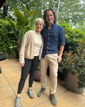 Canan Ergüder Instagram - Saçımı bu kadar iyi tanıyan ve her istediğim tonu itinayla bulan @bahceciktarabya 'nın yegane ve sevgili Okan Seyhan'lyla 17 seneyi devirdik. Canım Okancım bu yeni saçı bu kadar rahatlıkla sahiplenmemi sağladığın için sana teşekkür ederim.