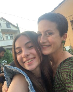 Canan Ergüder Instagram - Bugün veda günü vol1. Canım arkadaşlarıma, suya yazı yazdığımız bir işe daha güle güle. @oglumtvdizi İzlediğiniz için teşekkürler.