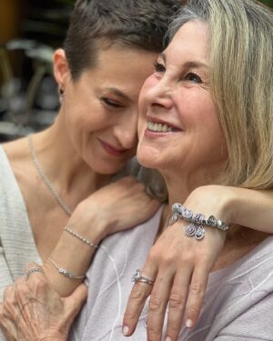 Canan Ergüder Instagram - Her an yanımda olan anneme hediyem Pandora’dan!
İyi ki benim annemsin 🤍✨
#PandoraMothersDay
@theofficialpandora