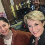 Canan Ergüder Instagram - Aaaaand that's a wrap for this trio -for the moment-. Canım @se.nacar Böyle bir sektörde ayaklarının üstünde durup, inatla şevkle kendi hayalinde gördüklerine tutunduğun için sana teşekkür ederim çünkü ben de o hayalin, o görünün bir parçasıydım ve beni hayata geçirdin. Bana bu kadar inandığın ve güvendiğin için sana müteşekkirim. Yönetmen olduğun halde bu işi beraber yaptığımız hissinden asla taviz vermemen, etrafındaki insanlardan fikir alman, çevrendeki tüm ekibine gösterdiğin saygı ve nezaket takdire şayan. Bu kadar harika bir ekibi ve castı ancak sen kurabilirmişsin. Daha nicelerine diyorum güzel insan. Manifestlerin en büyüğü yine sana doğru gelsin;)