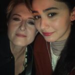 Canan Ergüder Instagram - İstanbul Ansiklopedisi için "audition " ettiğimde şansım bu mükemmel genç ve her olasılığa açık ruhun bana eşlik etmesi oldu. Ve o günden beridir kendime ne kadar şanslıyım diyorum böyle bir projede bu kadar karşılık bulduğum bir partnerle oynadığım için. Canım Helin, tatlı ruhunu yanaklarından öperim. İyi ki partnerim oldun @_helinkandemir