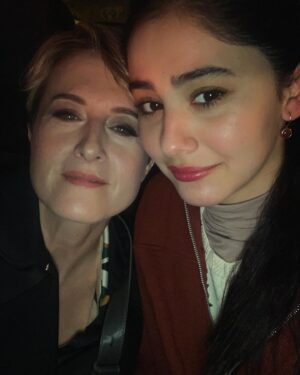 Canan Ergüder Instagram - İstanbul Ansiklopedisi için "audition " ettiğimde şansım bu mükemmel genç ve her olasılığa açık ruhun bana eşlik etmesi oldu. Ve o günden beridir kendime ne kadar şanslıyım diyorum böyle bir projede bu kadar karşılık bulduğum bir partnerle oynadığım için. Canım Helin, tatlı ruhunu yanaklarından öperim. İyi ki partnerim oldun @_helinkandemir