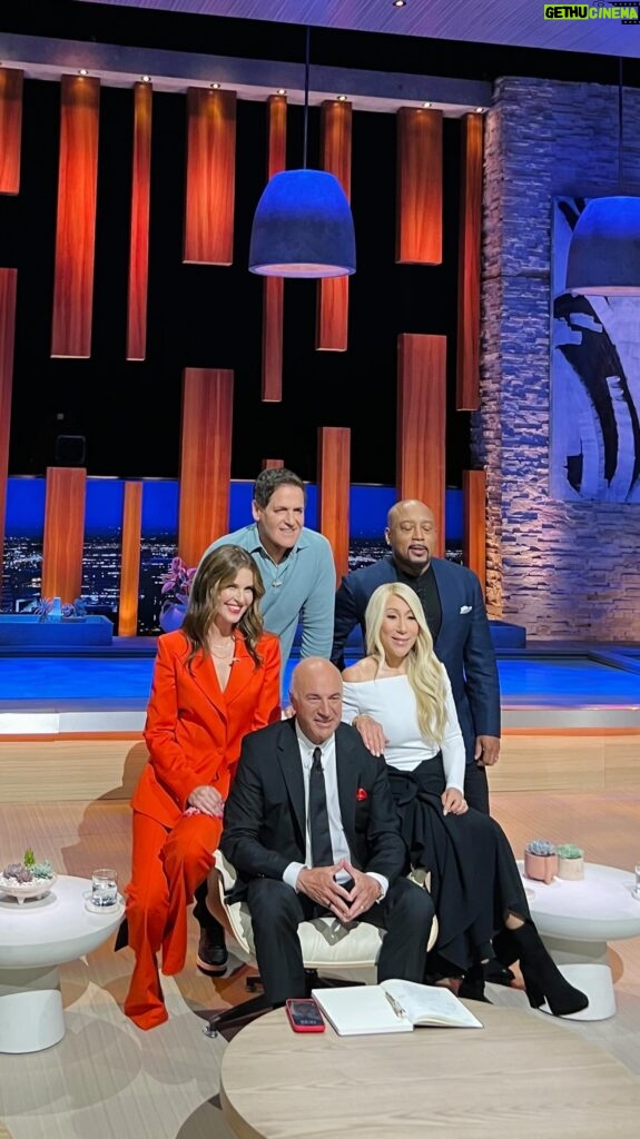 Candace Nelson Instagram - Shark Tank glam 💄✨ (minus @kevinolearytv…) Who caught our segment on Shark Tank speaking to high school students about entrepreneurship? We had so much fun chatting with the next generation of leaders and Sharks. 👏🏻 Shark Tank Season 15 finale is THIS Friday - don’t miss it! #sharktank #sharktankabc #abcsharktank #candacenelson #glamteam #hairandmakeup #glamsquad #kevinoleary #robertherjavec