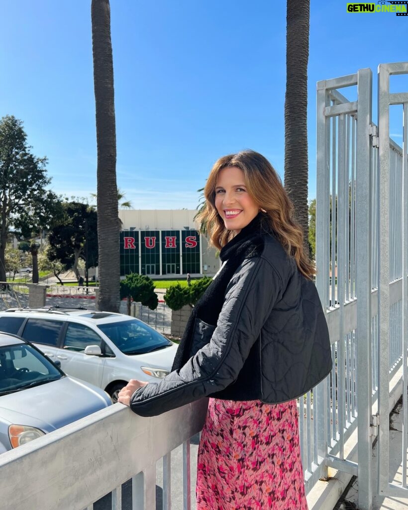 Candace Nelson Instagram - @sharktankabc heads back to high school ⏮️📓🚌 Rendondo Union High School welcomed me, @kevinolearytv and @robertherjavec to speak to its students about our Shark Tank experiences, entrepreneurship, self-confidence and chasing your dreams. I am fortunate to be able to speak to a broad range of professional organizations, trade associations, corporate audiences and colleges around the country. Getting a chance to inspire this auditorium of entrepreneurial high schoolers however, was a uniquely rewarding experience! Where should we head next? 🦈😉 #motivationalspeaking #publicspeakers #sharktank #sharktankabc #abcsharktank #youngentrepreneurs #nextgenerationofleaders #inspirethenextgeneration