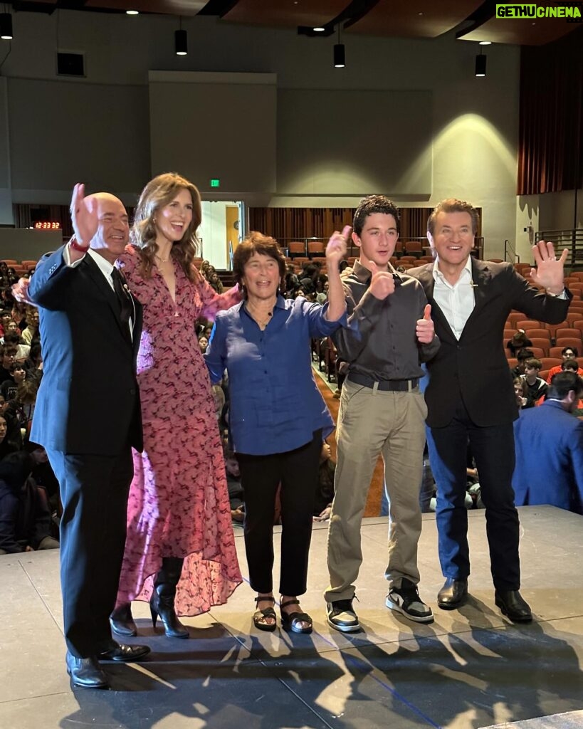 Candace Nelson Instagram - @sharktankabc heads back to high school ⏮️📓🚌 Rendondo Union High School welcomed me, @kevinolearytv and @robertherjavec to speak to its students about our Shark Tank experiences, entrepreneurship, self-confidence and chasing your dreams. I am fortunate to be able to speak to a broad range of professional organizations, trade associations, corporate audiences and colleges around the country. Getting a chance to inspire this auditorium of entrepreneurial high schoolers however, was a uniquely rewarding experience! Where should we head next? 🦈😉 #motivationalspeaking #publicspeakers #sharktank #sharktankabc #abcsharktank #youngentrepreneurs #nextgenerationofleaders #inspirethenextgeneration