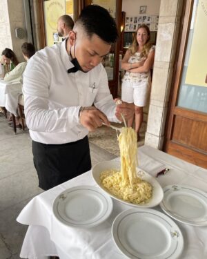 Candice Bergen Instagram - Alfredo’s Restaurant in Rome. Last time I was there I was fourteen. Pasta still as great.