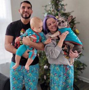 Candice LeRae Instagram - Merry Christmas from The Wrestlings! 💚❤️🎄🎁