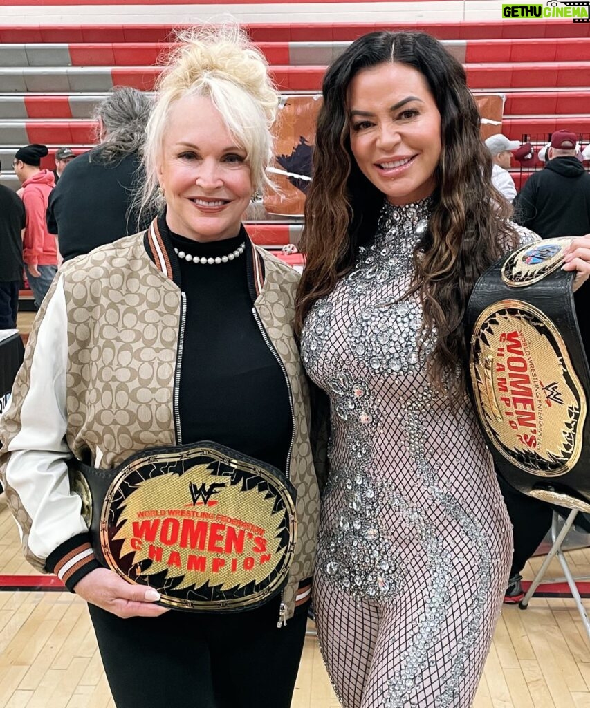 Candice Michelle Instagram - Such an absolute honor meeting the legendary @wwedivadebra she was so sweet and still stunning! ❤️🙌🏽🤩