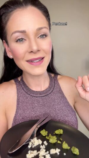 Candy Montesinos Instagram - POV: La clienta te pide para llevar, los 3 pedacitos de lechuga que le sobraron! 🤔 No tengo ni envase para eso 😅  #acting #actuación #actriz #actress #retodeactuación #actúaconcandy #actrizvenezolana #netflixenespañol #humor #comedia #anécdota #hostelería #camarera #actuaresnoactuar #toactisnottoact #candymontesinos