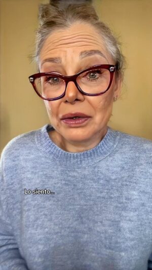 Candy Montesinos Instagram - POV: Tu vecina más cercana, es una señora mayor, que vive sola y a menudo toca la puerta de tu casa, para reclamarte algo!  #acting #actuación #actriz #actress #retodeactuación #actúaconcandy  #candymontesinos #actrizvenezolana #netflixenespañol  #actuaresnoactuar #toactisnottoact #pov #vecina #abuelita #bondad #calidadhumana #compasión