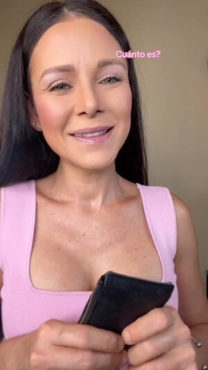 Candy Montesinos Instagram - POV: No sé quién tiene la razón… Estás de acuerdo con la dependienta o con la clienta? 🤔😅 #acting #actuación #actriz #actress #retodeactuación #actúaconcandy #actrizvenezolana #netflixenespañol  #actuaresnoactuar #toactisnottoact #humor #anécdota #dependienta