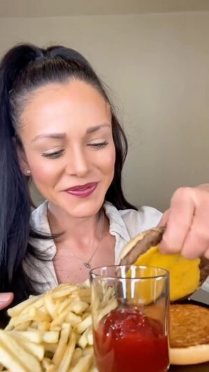 Candy Montesinos Instagram - POV: La clienta ordena una hamburguesa, pero se le olvida pedirte la salsa a parte!  #acting #actuación #actriz #actress #retodeactuación #actúaconcandy #actrizvenezolana #netflixenespañol #humor #comedia #anécdota #hostelería #camarera #actuaresnoactuar #toactisnottoact