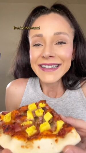 Candy Montesinos Instagram - POV: Le ofreces a tu hermana lo mismo que vas a cenar tú, pero a ella,  no le apetece… Qué crees que pasa al final? 🙄😂 #acting #actuación #actriz #actress #retodeactuación #actúaconcandy #actrizvenezolana #netflixenespañol  #actuaresnoactuar #toactisnottoact