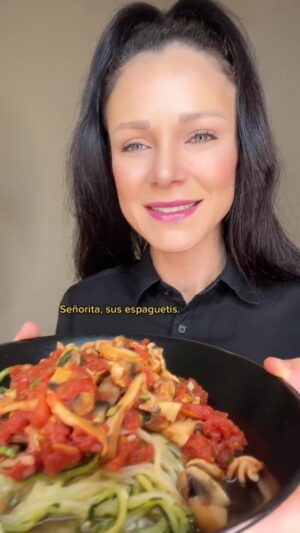 Candy Montesinos Instagram - POV: Clienta va a comer a un restaurante flexitariano (sin saberlo) y mira con lo que se encuentra 😅  #acting #actuación #actriz #actress #retodeactuación #actúaconcandy #actrizvenezolana #netflixenespañol #humor #comedia #anécdota #hostelería #camarera #actuaresnoactuar #toactisnottoact