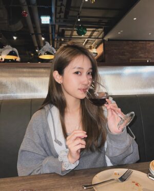Candy Wong Instagram - .
Happy Boxing Day🌲⭐️🍷