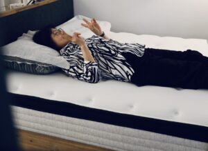 Candy Yang Instagram - 買新房後第一件事就是「選床墊」❤️
畢竟睡得好、人不老，擁有好的睡眠品質真的太重要！加上我跟媽媽的腰椎都不適合睡太軟的床，所以就開始了找床墊之旅！
因緣際會下遇見了 @覺醒家居 Awake Living！我第一眼就被他們的裝潢和氛圍深深吸引，風格真的跟我的新家一模一樣！！！簡單、溫暖、實木質感，齁！真的很有緣欸！
重點是，他們提供預約制服務，每次接待的客人是真的可以不被打擾的睡一小時，讓你感受床墊和身體最深層的溝通❤️真的好讚！
我和媽媽躺了各種軟硬度的床、店長也親切解說每個床墊的特色和面料。連枕頭都可以盡情躺，找出最適合自己的搭配！！有夠貼心！
最後我跟媽媽都選擇「Rigid 2.4 立挺舒眠硬式高支撐獨立筒床墊」他很美，支撐力很好，面料選擇透氣的天絲，尺寸也都可以客製化，更讚的是床墊還有 150 晚試睡的服務，我還找到了適合的枕頭跟實木床架，大心❤️
期待他住進我新家，和我一起天天好好睡覺！台北&台中都有門市可以預約試躺，有需求的人可以立刻來預約喔：https://awakeliving.cc/5y7fcb

#覺醒家居好眠開箱 #覺醒家居 #質感床寢生活提案 #獨立筒床墊
@awake.living