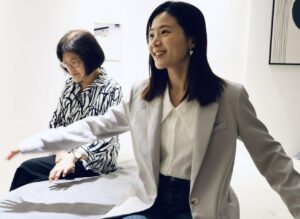 Candy Yang Instagram - 買新房後第一件事就是「選床墊」❤️
畢竟睡得好、人不老，擁有好的睡眠品質真的太重要！加上我跟媽媽的腰椎都不適合睡太軟的床，所以就開始了找床墊之旅！
因緣際會下遇見了 @覺醒家居 Awake Living！我第一眼就被他們的裝潢和氛圍深深吸引，風格真的跟我的新家一模一樣！！！簡單、溫暖、實木質感，齁！真的很有緣欸！
重點是，他們提供預約制服務，每次接待的客人是真的可以不被打擾的睡一小時，讓你感受床墊和身體最深層的溝通❤️真的好讚！
我和媽媽躺了各種軟硬度的床、店長也親切解說每個床墊的特色和面料。連枕頭都可以盡情躺，找出最適合自己的搭配！！有夠貼心！
最後我跟媽媽都選擇「Rigid 2.4 立挺舒眠硬式高支撐獨立筒床墊」他很美，支撐力很好，面料選擇透氣的天絲，尺寸也都可以客製化，更讚的是床墊還有 150 晚試睡的服務，我還找到了適合的枕頭跟實木床架，大心❤️
期待他住進我新家，和我一起天天好好睡覺！台北&台中都有門市可以預約試躺，有需求的人可以立刻來預約喔：https://awakeliving.cc/5y7fcb

#覺醒家居好眠開箱 #覺醒家居 #質感床寢生活提案 #獨立筒床墊
@awake.living