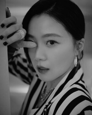 Candy Yang Instagram - .
今日份的神秘漢堡神偷小姐姐❤️
雖然人生不是非黑即白
但是走路還是要記得走斑馬線
遵守規則！
🥼  @bluebelltw  @moschino 
💍  @swarovski 
💋 @clairechengmakeup 
👩 @zin_eva_chang 
📷 @balloontom
