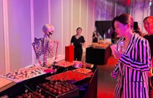 Candy Yang Instagram - .
《誰是被害者2》在萬眾期盼下終於在6月21號要和大家見面！Netflix全球獨家上線！！
真的很開心可以主持上線記者會，謝謝可愛的演員夥伴們，敞開心胸的大聊天笑聲連連～大家都超可愛！！！
身為演員可以訪問演員真的是最幸福的事，每個人真的演得非常非常好，做功課的時候真的是邊看邊比大拇指（同時也邊閉眼睛，因為畫面真的太逼真了🤣🤣🤣）

現場還有許多器官造型的美味甜點（因為劇情是關於奪器官的殺人事件，真的做得超級像，也很美味😆）現場甚至還有第一起命案的情境空間擺設讓大家拍照打卡，真的很用心！
大家6月21號記得收看！一次8集超過癮！
@netflixtw  @greenergrass_film 

#今天也是一種越獄風雲的造型
#誰是被害者2
🥼 @bluebelltw  @moschino 
💍 @swarovski
💋 @clairechengmakeup 
👩 @zin_eva_chang