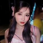 Candy Wong Ka Ching Instagram - - 一個po 去總結《COLLAR crush live 2024》🤍 辛苦哂所有參與今次演唱會的台前幕後 然後第一個想重點多謝嘅係我嘅唱歌老師Sharon @sharonleevocal 一開頭知演唱會要自己solo 一首歌係有啲壓力 多謝你陪我練 百忙之中都抽到時間同我上堂🥹然後起我不安嘅時候俾信心我 love uuuuuu 🫶🏻 然後我想多謝一直陪伴COLLAR在側的AM 同埋梳化服 你地永遠都係咁溫柔貼心 係我地嘅最強後盾🛡️ 特別辛苦王子 @janicew_mua 要忍受我日日化妝喺度「Ah O E Eh wu 」咁開聲hahaha 😂 然後仲有擔心我地冇食野嘅經理人們，無時無刻都有堆蛋 香蕉 粥 yogurt 水果 豆漿 飯團 俾我地肚餓嗰陣食 Love u all 仲有「音樂爸爸」吖維 @tsewai 同埋「舞蹈爸爸」耀sir @yiuwong 永遠很耐心地同我地溝通 幫我地執好每個細節 睇我地表演嗌到聲都沙埋🥹🥲 多謝COLLAR 每位 chosen family members 呢個幾月由朝見到晚 好多開心嘅回憶 辛苦大家了 part 3有大家起個台上面令我好安心🤍🫂肉麻野我唔識講 在心中～😛🏡 最後 多謝呢兩年一直支持我同COLLAR嘅你地 知道你地為咗我地付出咗好多 好感恩！台上好努力去望你地個樣 同埋你地寫嘅大字報 想講你地創造嘅「燈海」真係好靚好靚✨✨ 你地嘅歡呼聲係就算帶住Ear mon都聽到 俾咗好多力量我地 有你地很幸福🤍 @candywong_officialfansclub @collar.union 仲有好多感受 但唔想太煽情肉麻 所以留返遲啲開live 再同大家分享😗 （最尾張相係後台實況：天氣豬女衝去換衫）🐷