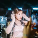 Candy Wong Ka Ching Instagram - - 一個po 去總結《COLLAR crush live 2024》🤍 辛苦哂所有參與今次演唱會的台前幕後 然後第一個想重點多謝嘅係我嘅唱歌老師Sharon @sharonleevocal 一開頭知演唱會要自己solo 一首歌係有啲壓力 多謝你陪我練 百忙之中都抽到時間同我上堂🥹然後起我不安嘅時候俾信心我 love uuuuuu 🫶🏻 然後我想多謝一直陪伴COLLAR在側的AM 同埋梳化服 你地永遠都係咁溫柔貼心 係我地嘅最強後盾🛡️ 特別辛苦王子 @janicew_mua 要忍受我日日化妝喺度「Ah O E Eh wu 」咁開聲hahaha 😂 然後仲有擔心我地冇食野嘅經理人們，無時無刻都有堆蛋 香蕉 粥 yogurt 水果 豆漿 飯團 俾我地肚餓嗰陣食 Love u all 仲有「音樂爸爸」吖維 @tsewai 同埋「舞蹈爸爸」耀sir @yiuwong 永遠很耐心地同我地溝通 幫我地執好每個細節 睇我地表演嗌到聲都沙埋🥹🥲 多謝COLLAR 每位 chosen family members 呢個幾月由朝見到晚 好多開心嘅回憶 辛苦大家了 part 3有大家起個台上面令我好安心🤍🫂肉麻野我唔識講 在心中～😛🏡 最後 多謝呢兩年一直支持我同COLLAR嘅你地 知道你地為咗我地付出咗好多 好感恩！台上好努力去望你地個樣 同埋你地寫嘅大字報 想講你地創造嘅「燈海」真係好靚好靚✨✨ 你地嘅歡呼聲係就算帶住Ear mon都聽到 俾咗好多力量我地 有你地很幸福🤍 @candywong_officialfansclub @collar.union 仲有好多感受 但唔想太煽情肉麻 所以留返遲啲開live 再同大家分享😗 （最尾張相係後台實況：天氣豬女衝去換衫）🐷