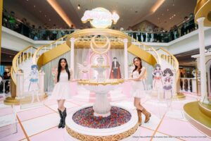 Candy Wong Ka Ching Instagram - 我平時放學最鍾意行又一城，有得shopping又多嘢食，仲成日有唔同打卡主題。今次就有《劇場版美少女戰士Cosmos 》！佈置以雙層宴會為主設計，精緻華麗，極多打卡位！

而另一邊嘅期間限定店，有過百款日本直送及官方授權商品，仲有由日本官方Sailor Moon store進口嘅原創貨品，美少女戰士迷絕對不容錯過！我最鍾意閃粉隨身鏡，充滿少女心嘅表蓋設計，摺合後容易收納，啱晒我出外補妝！

*設即日現場派籌安排，每籌只限一人入場。

#美少女戰士Cosmos #EternalSailorMoon #PrettyGuardianSailorMoonCosmos #festivalwalkhk  #thebridgehk
@festivalwalkhk  @sailormoon30th_