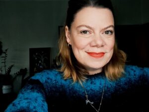 Capicua Instagram - Muito obrigada por todas as partilhas e mensagens a propósito da minha última crónica no JN ❤️ 
Até o ódio que recebi reforça a convicção de que o lado certo da história é a luta pela liberdade e pelos direitos humanos. Seguimos junt@s! ✊️
E porque a minha luta é com palavra e música, fica o convite:
•Amanhã dia 11 - Sessão de Poesia "Poesia, Substantivo Feminista" com @filipaleal_oficial @francisca__camelo e @gahbe na Ass de Moradores da Pasteleira (Torres Vermelhas) - Porto - 21H (Entrada livre e open mic para declamação) ❤️
•Sexta dia 12 - Concerto no @westwaylab no @ccvfguimaraes em Guimarães- 00:30h (bilhetes à venda) ❤️
•Todas as terças nova crónica no @jornaldenoticias
❤️

Adenda: se não sabem de que crónica estou a falar é só ir aos Stories 💞)