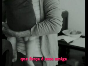 Capicua Instagram - Este ano celebramos os 50 anos da Revolução dos Cravos. 
O 25 de Abril foi providencial para a libertação das mulheres no nosso país e, nestas cinco décadas de democracia, concretizámos enormes conquistas no que diz respeito à igualdade de género. 
Muito mudou em Portugal em termos de liberdades, direitos consagrados, escolarização, presença no mercado de trabalho e independência financeira das mulheres.  

Há que celebrar o caminho feito, mas importa relembrar que nunca podemos dar essas conquistas como garantidas (!!!) e que temos ainda muito a fazer para que a igualdade seja plena e para todas. (Sobretudo dentro de casa).

#queforçaéessaamiga
LYRIC VIDEO JÁ NO YOUTUBE 💜❤️
LINK NOS DESTAQUES 💜❤️