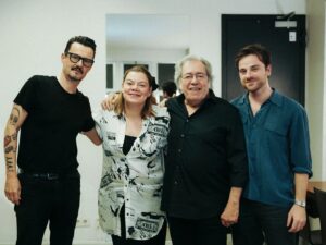Capicua Instagram - Foi uma linda noite!💌
Comecei nervosa, atrapalhei-me no tema que mais ensaiei,  não conhecia bem o formato, mas desfrutei de cada minuto de conversa e de cada suspiro de canção. 
Foi tudo uma surpresa, sem guião, com anedota de pai contada pelo Sérgio em palco e com o encontro inesperado de muitas caras amigas quando acenderam as luzes no fim!
É sempre honra e prazer, responsabilidade e sonho, dividir o ápice do palco com Ele. É que além de ser um amigo (e coisa mais preciosa no mundo não há), é um Gigante (daqueles que só nascem de muito em muito tempo). ❤️🙌
Obrigada ao Sérgio, ao Rafa e à @vachiereassociados por me acolherem!
Obrigada ao @luismmontenegro que interessa 😜 pela cumplicidade!
Obrigada por todas as mensagens de carinho de quem lá esteve!
E à @_joanalinda_ pelas fotos 🙏