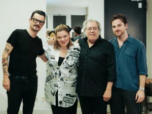 Capicua Instagram - Foi uma linda noite!💌
Comecei nervosa, atrapalhei-me no tema que mais ensaiei,  não conhecia bem o formato, mas desfrutei de cada minuto de conversa e de cada suspiro de canção. 
Foi tudo uma surpresa, sem guião, com anedota de pai contada pelo Sérgio em palco e com o encontro inesperado de muitas caras amigas quando acenderam as luzes no fim!
É sempre honra e prazer, responsabilidade e sonho, dividir o ápice do palco com Ele. É que além de ser um amigo (e coisa mais preciosa no mundo não há), é um Gigante (daqueles que só nascem de muito em muito tempo). ❤️🙌
Obrigada ao Sérgio, ao Rafa e à @vachiereassociados por me acolherem!
Obrigada ao @luismmontenegro que interessa 😜 pela cumplicidade!
Obrigada por todas as mensagens de carinho de quem lá esteve!
E à @_joanalinda_ pelas fotos 🙏