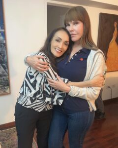 Caridad Canelón Instagram - Amistad!!! Una palabra que nos ha acompañado a ambas por 3 décadas 🫶💜 te quiero mi @caric7 Miren que bella está nuestra Caridad Canelón 💜brindo por nuestra maravillosa amistad 🥂 Feliz jueves mis queridos amigos 💜 #HildaAbrahamz #CaridadCanelon #amigasporsiempre