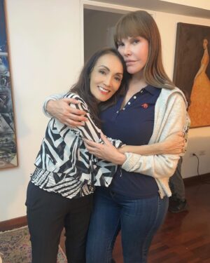 Caridad Canelón Instagram - Amistad!!! Una palabra que nos ha acompañado a ambas por 3 décadas 🫶💜 te quiero mi @caric7 

Miren que bella está nuestra Caridad Canelón 💜brindo por nuestra maravillosa amistad 🥂

Feliz jueves mis queridos amigos 💜

#HildaAbrahamz #CaridadCanelon #amigasporsiempre