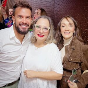 Caridad Canelón Instagram - Aquí con mis amados @elbaescobar y mi negro bello @soycarlosarraiz después de ver el hermoso espectáculo de Elba; "ESTE CUERPO QUE ME AMA"
Gracias a ambos por la alegría de reunirnos y abrazarnos de nuevo! 
Los amo!! ❤❤

Reposted from @soycarlosarraiz Gracias por la invitación mi adorada @elbaescobar ! Que placer !!! 😍😍 Sin duda alguna debía  disfrutarte, admirarte, abrazarte y escuchar todo lo que nos dijiste esta noche, súper necesario en este momento de mi vida … Gracias !!!! #loviu #elbaescobar #estecuerpoquemeama 

Gracias mi ciela @caric7 por alegrarme, por escucharme… por abrazarme, por dejarme quererte !!! “ tes trañaba” #miciela #caridadcanelon #calidadcanelon 

“ESTE CUERPO QUE ME AMA “ 

Les digo algo, si se abre otra función de este show, no dejen de ir !!! 
Es un cariñito en el alma !!! 

#standup #bod #teatro
