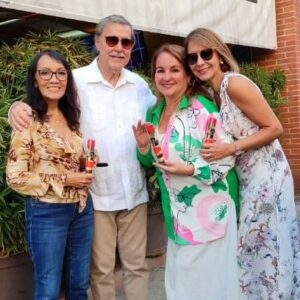 Caridad Canelón Instagram - Y acudimos a la gentil invitación que nos hicieron nuestros queridos amigos de @cafehilda para disfrutar de una tarde muy especial llena de delicias. Delicias gastronómicas, delicias burbujeantes, delicias marítimas, delicias de atención y de mucho cariño. 

Porque @cafehilda es un lugar con una energía muy especial!

Y gracias, muchas gracias!!!!

#CafeHilda #Restaurant #Tasca #Amigos #Paella #Comida