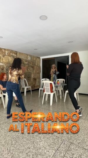Caridad Canelón Instagram - La amistad es un tesoro invaluable que ilumina nuestro camino ✨💖. Es un lazo especial que se teje con hilos de confianza 🤝, compañerismo 🙌 y lealtad 🤞. En ella encontramos un refugio seguro donde podemos ser nosotros mismos, sin juicios ni pretensiones.

En la amistad, compartimos risas 😂🤣 y lágrimas 😢😭, sueños 💭💫 y temores 😨. Nos apoyamos mutuamente en los momentos más difíciles y celebramos juntos los triunfos más grandes 🎉🎊. Es un viaje compartido, donde cada paso nos acerca más y nos enriquece como individuos.

El compañerismo nos impulsa a explorar nuevos horizontes 🌅🌍. Juntos, nos aventuramos en caminos desconocidos, superando obstáculos y descubriendo el mundo con ojos curiosos 👀🔍. Nos animamos a perseguir nuestros sueños 💪💫 y nos convertimos en un impulso constante para el crecimiento personal.

La lealtad es el cimiento de la amistad verdadera. Es saber que siempre podemos confiar en esa persona, que estará ahí en los momentos difíciles y que nunca nos abandonará 🤗🤞. Es un vínculo que se fortalece con el tiempo ⏳, resistiendo las pruebas que la vida nos presente.

En cada encuentro, las emociones fluyen libremente. Hay risas contagiosas que llenan el aire 😄🌬️, conversaciones profundas que nos conectan en un nivel más allá de las palabras 🗣️💬 y abrazos que transmiten calidez y amor 🤗💕. Es un intercambio de energía positiva que nos nutre y nos hace sentir vivos.

La amistad, el compañerismo y la lealtad son pilares fundamentales que enriquecen nuestras vidas 🌟💖. Nos enseñan el valor de la empatía, el respeto y la generosidad. Nos brindan la certeza de que no estamos solos en este mundo y que siempre habrá alguien dispuesto a caminar a nuestro lado 👭👬👫.

Así que celebremos la magia de la amistad 🎉🎈, cultivemos el compañerismo 🤝 y honremos la lealtad 🙏. Agradezcamos a esas personas especiales que han dejado huellas imborrables en nuestro corazón ❤️💫. Porque en la amistad encontramos un refugio eterno, un lugar donde el amor y la conexión genuina florecen sin medida 🌸💞.

ASÍ QUE LOS ESPERAMOS ESTE FIN DE SEMANA SÁBADO 24 Y DOMINGO 25 EN @cculturalchacao NUESTRAS DOS ÚNICAS FUNCIONES EN CARACAS ✨✨✨

LOS ESPERAMOS ✨✨✨