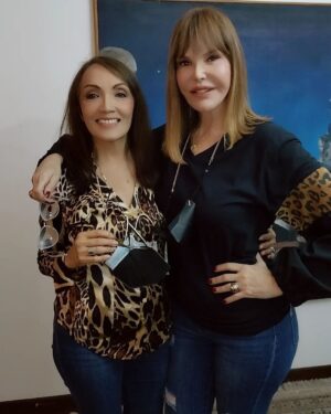 Caridad Canelón Instagram - La amistad:

Un joven dijo: Háblanos de la Amistad.

Y él respondió:

"Vuestro amigo es la respuesta a vuestras necesidades. 

"Él es el campo que plantáis con amor y cosecháis con agradecimiento.

"Y él es vuestra mesa y vuestro hogar.

"Porque vosotros vais hacia él con vuestro hambre y lo buscáis con sed de paz.

"Cuando vuestro amigo os hable francamente, no temáis vuestro propio "no", ni detengáis el "sí".

"Y cuando él esté callado, que no cese vuestro corazón de oír su corazón;

"Porque, sin palabras, en amistad, todos los pensamientos, todos los deseos, todas las esperanzas nacen y se comparten en espontánea alegría.

"Porque ¿qué amigo es el que buscaréis para matar las horas?

"Buscadlo siempre para vivir las horas.

"Porque él está para llenar vuestra necesidad, no vuestro vacío.

"Y en la dulzura de la amistad, dejad que haya risas y placeres compartidos.

"Porque en el rocío de las cosas pequeñas el corazón encuentra su mañana y se refresca.

Khalil Gibran

Para ti amiguita @caric7 con todo mi cariño 💕 ❤️ 

#HildaAbrahamz
#CaridadCanelon 
#Amistadverdadera