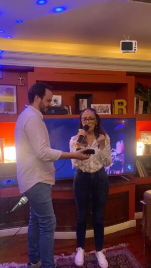 Caridad Canelón Instagram - Sigo compartiendo con todos ustedes esta gran actriz y cantante que tanto nos gusta @caric7 

Esa noche disfrutamos de su voz y carisma; además le celebramos su cumpleaños.

Disfruten un pedacito de esta canción por que lamentablemente no puedo colocarla toda.

#cancion #musica #interprete #celebarcion #cumpleaños #venezolana #venezuela🇻🇪 #caridadcanelon #actriz