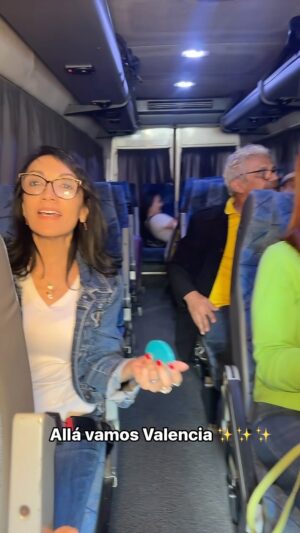Caridad Canelón Instagram - Allá vamos Valencia querida, nos vemos esta tarde con Esperando al italiano en el Centro Social ítalo de Valencia a las 5:30 pm 💜✨✨✨

Nos vemos allá ✨✨✨✨