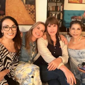 Caridad Canelón Instagram - Se nota que estamos felices Colos?? Nos volvimos a encontrar.
.
Hoy quiero hablarles de ellas 3 son pilares muy importantes Para mi en la televisión.
.
La primera mi santa linda  mi @amandagutierrezpadron la dueña y señora de las telenovelas en Venezuela, infinidades producciones que protagonizo pero hizo una conmigo la recuerdan?? Angelica Pecado de @martinhahn_1 desde allí nació esta gran amistad, es mi compañera y quien siempre me da un consejo o me llama para corregirme si hice algo malo, para eso son las amigas Colos para apoyarnos.
.
La segunda mi hermana de la televisión @hildaabrahamzoficial la Maniña Yerichana, cuantas novelas hice con ella?? Ufsss muchas; ella siempre estaba cuando necesitaba desahogarme, llorar o contarle mis secretos.
.
La tercera @caric7 la señora de la televisión, mi comaita, con ella empecé en una telenovela llamada Gardenia la recuerdan??
.
Que les parece mis Colos??
Les gustaría volver a vernos juntas en la televisión??
.
#amigas #telenovela #actriz #lacoloquial