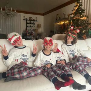 Carla Andrino Instagram - O Melhor do Nosso NATAL ❤️ #gratosavida #quesorteanossa #avosdequatro #avobabada @mira_sleepwear