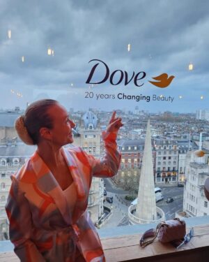 Carla Andrino Instagram - É com orgulho - e enorme gratidão - que estou em Londres, com mulheres dos quatro cantos do mundo, a comemorar os 20 Anos da @dove.

A campanha deste ano apela à beleza real, autêntica e genuína de cada uma de nós, sem filtros, toques e retoques. Uma beleza que não alinha com protótipos e estereótipos cada vez mais desenvolvidos por Inteligência Artificial, nos conteúdos que nos invadem diariamente. 

Mulheres que aceitam as particularidades e as diferenças que nos tornam únicas e especiais. Mulheres de verdade e de bem com a VIDA ❤️

Vamos todas #ManteraBelezaReal  #DovePartner #AD