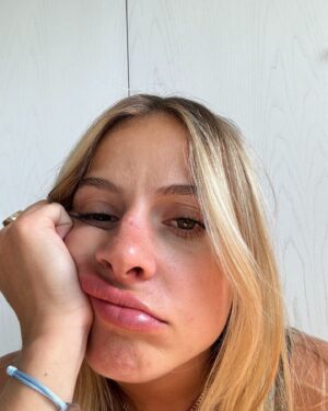 Carla Hugon Instagram - Je m’ennuie je veux refaire des concerts !!! 🥹🤍