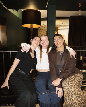 Carla Hugon Instagram - RELEASE PARTY PART 2 💘📸 (après je vous jure c’est fini)

Merci à tous mes amis et ma famille d’être venus célébrer ce jour si important pour moi 🫶🏻« À cœur ouvert » mon premier EP est dispo partout alors allez streamer et dites moi vos prefs !!! 🔥

@studio_paillette 
@ateliercastaparis