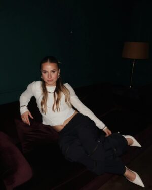 Carla Hugon Instagram - RELEASE PARTY PART 1 🪩📸

Merci à tous mes amis et ma famille d’être venus célébrer ce jour si important pour moi 💘 « À cœur ouvert » mon premier EP est dispo partout alors allez streamer et dites moi vos prefs !!! 🔥

Merci aux minimes pour leur accueil. Et merci à mon @jason.thomasss pour ma coiffure de princesse 🫶🏻