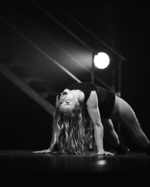 Carla Hugon Instagram - Alexandra Owens, merci pour tout ce que tu m’as apporté durant ces 3 mois 🪩🕺🏼🤍

Hier marquait la fin de la tournée Flashdance à @laseinemusicale avec cette équipe d’amour qui aura marqué ma vie 🫶🏻 

Merci à @cecilechaduteau et @philippehersen pour leur confiance et leur bienveillance. Merci à @theoagate pour sa patience et @andiemasazza pour la capitaine en or qu’elle a été 🫶🏻 Et merci à toute cette team d’acier pour tout💗

📸 @pbelenfant