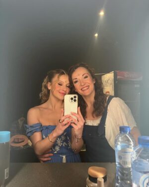 Carla Hugon Instagram - Merci 2023 🥂🤍 J’ai essayé de mettre les moments qui m’ont le plus marqué cette année mais il y’en a tellement d’autres 😭

Jouer le rôle de Sophie dans Mamma Mia, la sortie de la reprise de Womack & Womack, la sortie de Superstitieuse, la sortie de Libre, mon anniversaire avec eux, la Bretagne pour composer mon Ep, les premières parties, la chanson secrète bref je ne pourrai pas être plus heureuse. 

Je me sens tellement chanceuse de vivre tout ça, avec le travail et la passion tout est possible et 2024 sera magique ! J’ai trop hâte de commencer cette année avec vous et de vous parler de tous les projets qui arrivent ❤️ 

Love u. Carla 🫶🏻