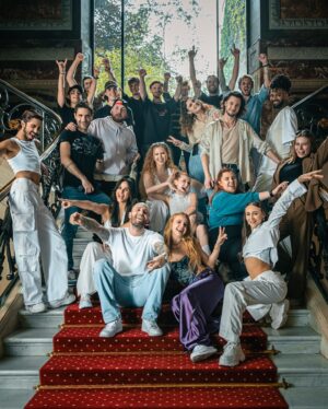 Carla Hugon Instagram - Merci 2023 🥂🤍 J’ai essayé de mettre les moments qui m’ont le plus marqué cette année mais il y’en a tellement d’autres 😭

Jouer le rôle de Sophie dans Mamma Mia, la sortie de la reprise de Womack & Womack, la sortie de Superstitieuse, la sortie de Libre, mon anniversaire avec eux, la Bretagne pour composer mon Ep, les premières parties, la chanson secrète bref je ne pourrai pas être plus heureuse. 

Je me sens tellement chanceuse de vivre tout ça, avec le travail et la passion tout est possible et 2024 sera magique ! J’ai trop hâte de commencer cette année avec vous et de vous parler de tous les projets qui arrivent ❤️ 

Love u. Carla 🫶🏻