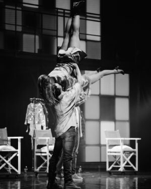 Carla Hugon Instagram - Alexandra Owens, merci pour tout ce que tu m’as apporté durant ces 3 mois 🪩🕺🏼🤍

Hier marquait la fin de la tournée Flashdance à @laseinemusicale avec cette équipe d’amour qui aura marqué ma vie 🫶🏻 

Merci à @cecilechaduteau et @philippehersen pour leur confiance et leur bienveillance. Merci à @theoagate pour sa patience et @andiemasazza pour la capitaine en or qu’elle a été 🫶🏻 Et merci à toute cette team d’acier pour tout💗

📸 @pbelenfant